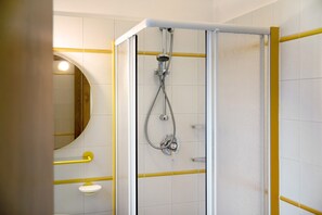 Dusche, Haartrockner, Handtücher