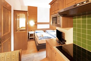 Tabla de planchar con plancha, wifi gratis y ropa de cama 