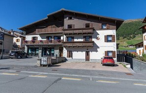 Exterior - Holiday Apartment "Casa San Marco n 3" with Mountain View, Shared Garden & Wi-Fi (Livigno)