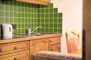 Fridge, microwave, stovetop, electric kettle - Holiday Apartment "Casa San Marco n 3" with Mountain View, Shared Garden & Wi-Fi (Livigno)