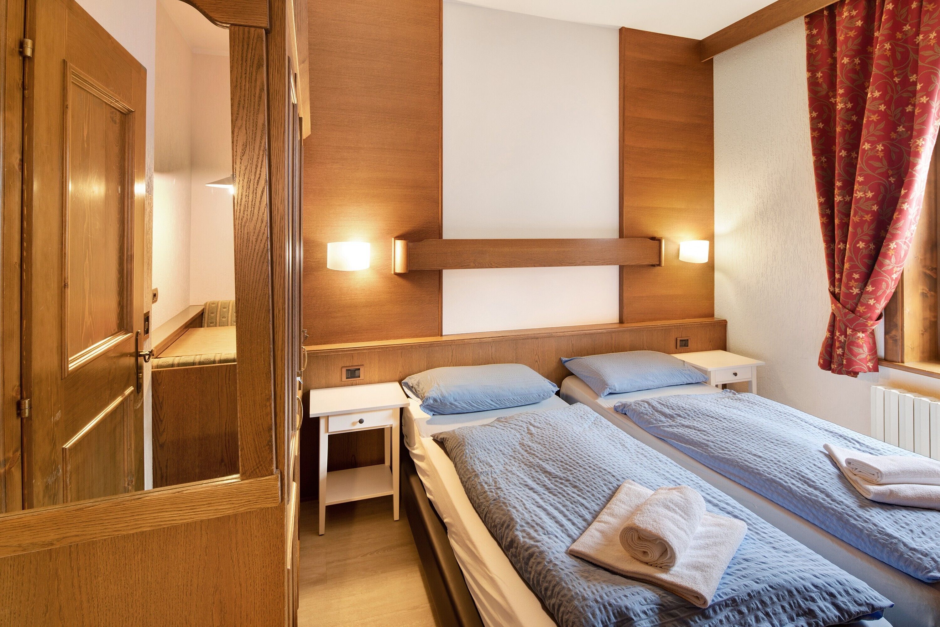 Tabla de planchar con plancha, wifi gratis y ropa de cama 