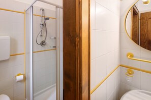 Shower, hair dryer, towels - Holiday Apartment "Casa San Marco n 3" with Mountain View, Shared Garden & Wi-Fi (Livigno)