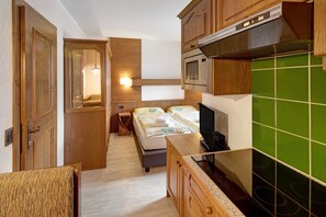 Fridge, microwave, stovetop, electric kettle - Holiday Apartment "Casa San Marco n 6" with Mountain View, Balcony & Wi-Fi (Livigno)