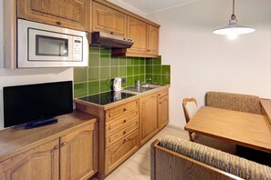 Fridge, microwave, stovetop, electric kettle - Holiday Apartment "Casa San Marco n 6" with Mountain View, Balcony & Wi-Fi (Livigno)