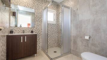 Een douche, een haardroger, handdoeken