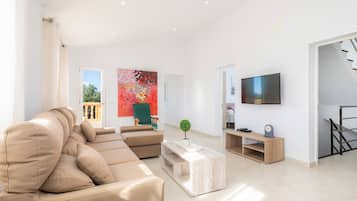 Een televisie en een tafeltennistafel