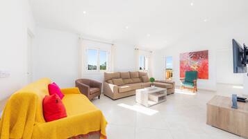 Een televisie en een tafeltennistafel