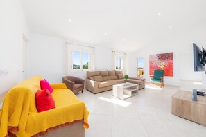 Una televisión, una mesa de tenis de mesa