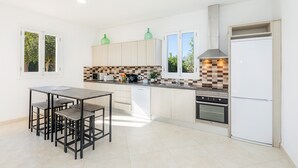 Eine moderne Küche mit Kochinsel, Backofen und Geschirrspüler.