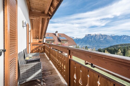 Holiday Apartment "Rosengarten" with Mountain View, Garden, Balcony & Wi-Fi