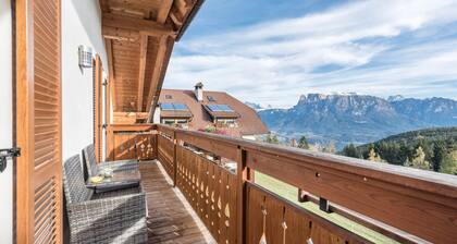 Holiday Apartment "Rosengarten" with Mountain View, Garden, Balcony & Wi-Fi