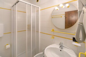 Dusche, Haartrockner, Handtücher