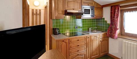 Geladeira, micro-ondas, cooktop, lava-louças