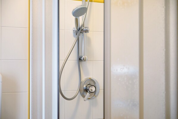Een douche, een haardroger, handdoeken