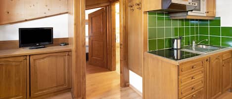 Jääkaappi, mikroaaltouuni, liesi, astianpesukone