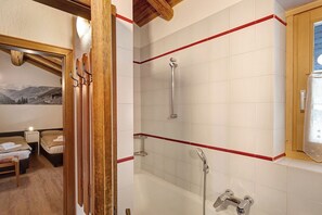 Badewanne, Haartrockner, Handtücher