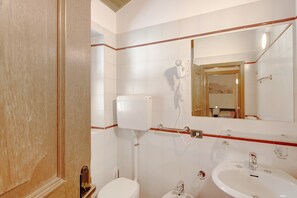 Bathtub, hair dryer, towels - Holiday Apartment "Casa Marcos n 29" with Mountain View, Balcony & Wi-Fi (Livigno)