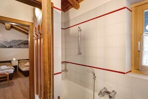 Bathtub, hair dryer, towels - Holiday Apartment "Casa Marcos n 29" with Mountain View, Balcony & Wi-Fi (Livigno)
