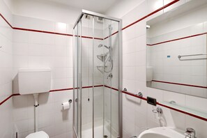 Douche, sèche-cheveux, serviettes fournies