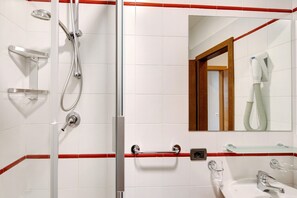 Douche, sèche-cheveux, serviettes fournies