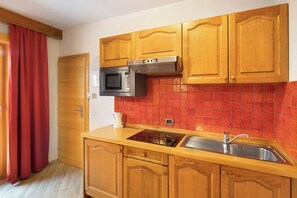 Kühlschrank, Mikrowelle, Herdplatte, Geschirrspüler