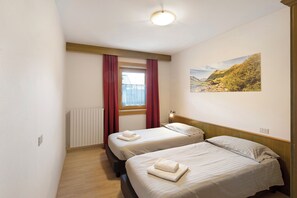 2 عدّة غرف نوم وواي فاي مجانًا وملاءات أسرّة