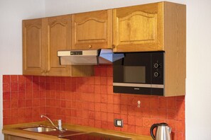 Kühlschrank, Mikrowelle, Herdplatte, Geschirrspüler