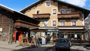 Rakennuksessa on kahvila ja pubi nimeltä ”Marcos Cafe & Pub”, ja ne sijaitsevat alakerrassa.