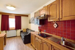 Réfrigérateur, micro-ondes, plaque de cuisson, lave-vaisselle