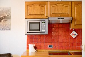 Réfrigérateur, micro-ondes, plaque de cuisson, lave-vaisselle