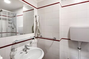 Ducha, secador de pelo y toallas