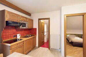 Frigorifero, microonde, piano cottura, lavastoviglie