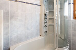 Dusche, Haartrockner, Handtücher