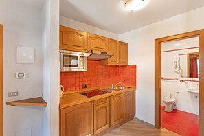 Fridge, microwave, stovetop, dishwasher - Holiday Apartment "Casa Marcos n 33" with Mountain View, Balcony & Wi-Fi (Livigno)