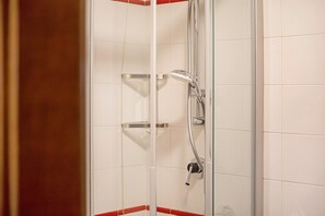 Douche, sèche-cheveux, serviettes fournies