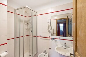 Shower, hair dryer, towels - Holiday Apartment "Casa Marcos n 33" with Mountain View, Balcony & Wi-Fi (Livigno)