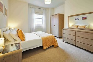 2 makuuhuonetta, työpöytä, silitysrauta/-lauta, ilmainen Wi-Fi