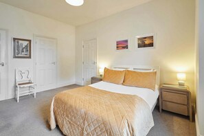 2 Schlafzimmer, Schreibtisch, Bügeleisen/Bügelbrett, kostenloses WLAN