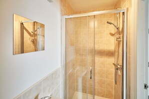 Badekar, hårføner, håndklær og såpe