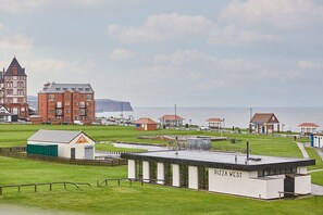 Kylpyamme, hiustenkuivaaja, pyyhkeet, saippua