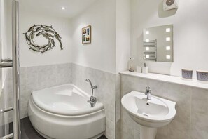 Badewanne, Haartrockner, Handtücher, Seife