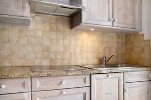 Fridge, microwave, stovetop, dishwasher - Holiday Apartment "Casa Li Roina n 47" with Mountain View, Balconies & Wi-Fi (Livigno)