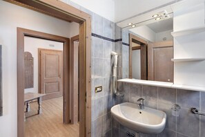 Suihku, hiustenkuivaaja, pyyhkeet