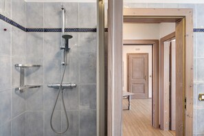 Douche, sèche-cheveux, serviettes fournies