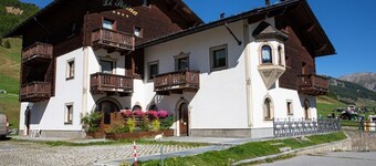 Appartement de vacances "Casa Li Roina n 48" avec vue sur les montagnes, balcons et Wi-Fi.