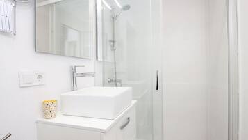 Dusch, hårtork och handdukar