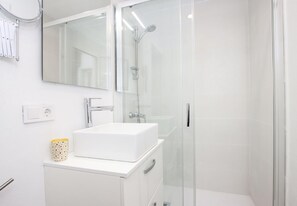 シャワー、ヘアドライヤー、タオル