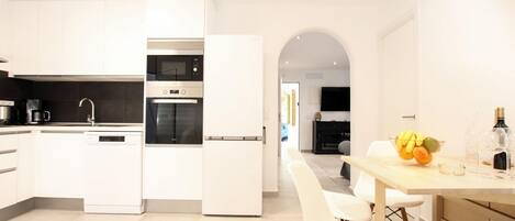 冷蔵庫、コンロ、食器洗い機、コーヒー / ティーメーカー