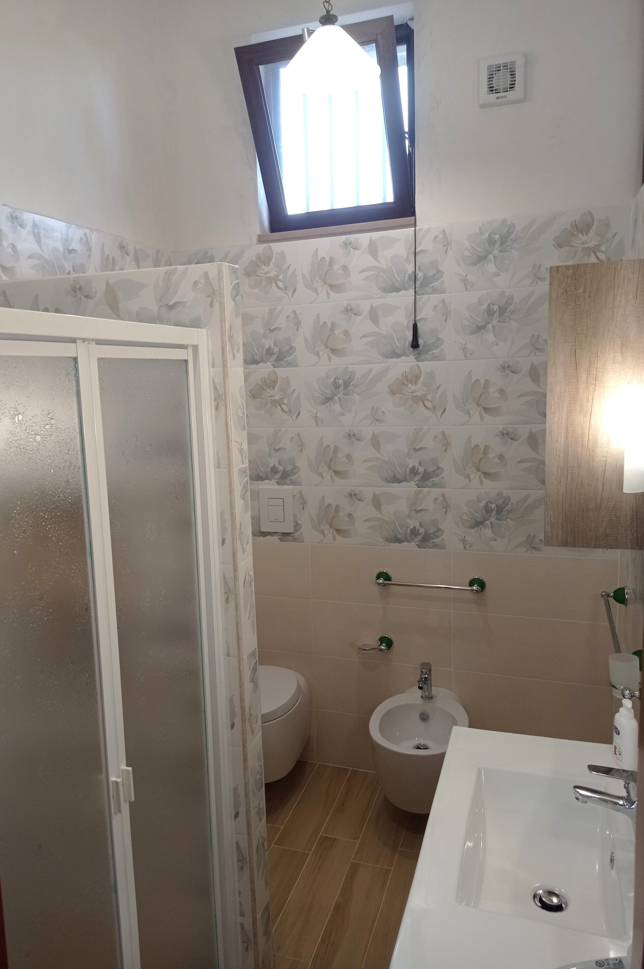 Een douche, gratis toiletartikelen, een haardroger, handdoeken