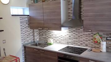 KĂŒhlschrank, Ofen, Herdplatte, Wasserkocher mit Kaffee-/Teezubehör